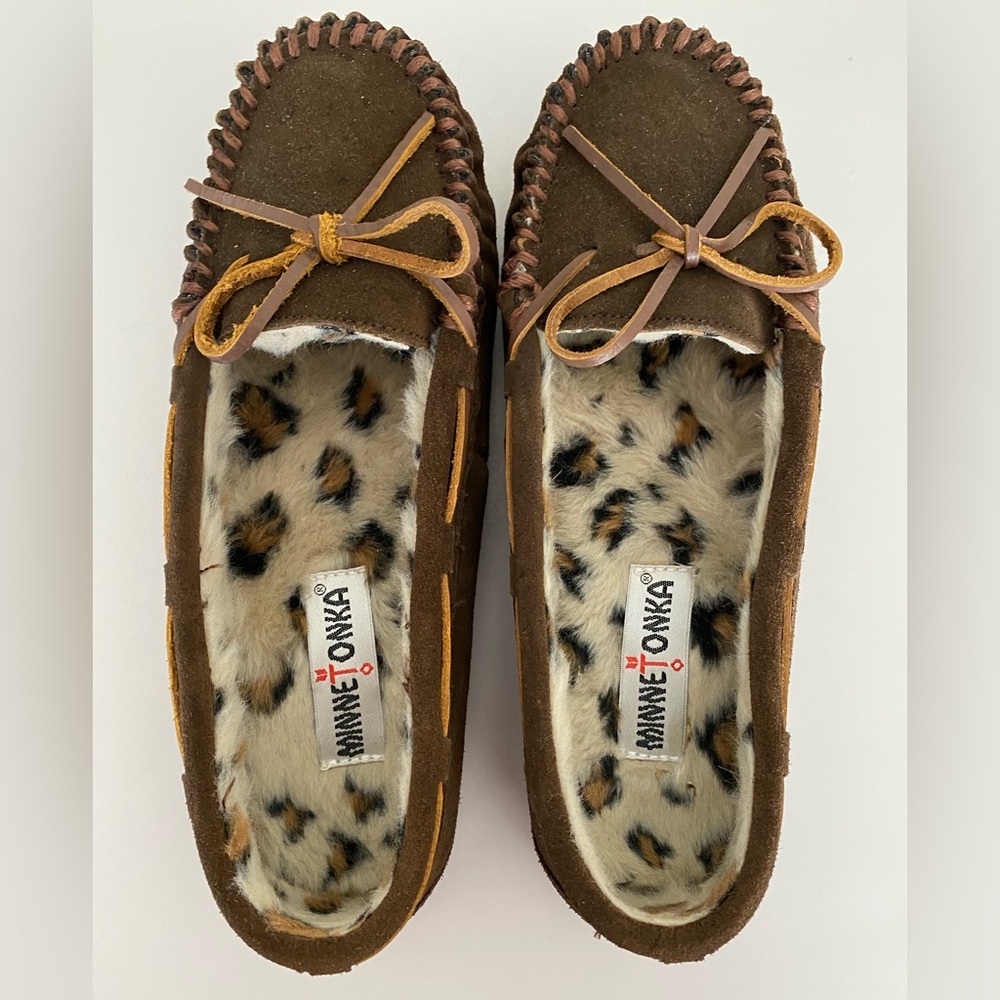 NWOBox Women’s Size 8 Minnetonka Moccasin Slippers Brown Suede Leopard Interior